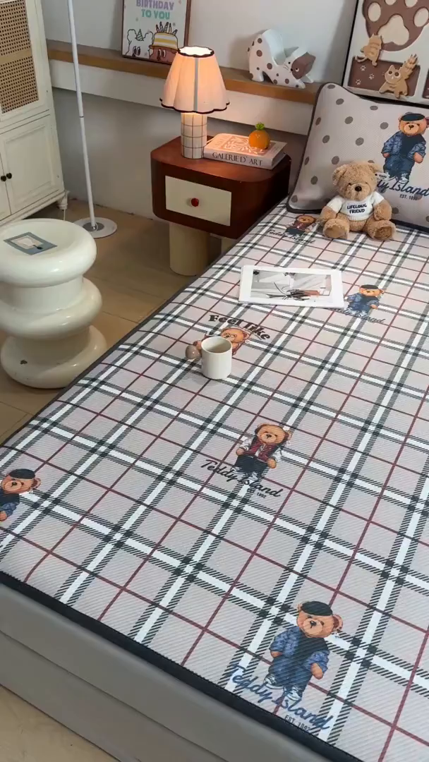 91家纺网 家纺一手货源 找家纺 源舍家纺 2026新款泰迪爱兰系列（正版授权）A类三明治复合印花斜纹豆豆软凉席床笠款 床席款-泰迪英伦