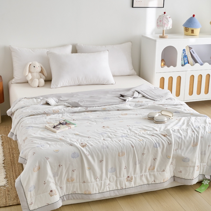 91家纺网 家纺一手货源 找家纺 简冠家纺 2026新款亲肤水洗仿棉夏被 放飞