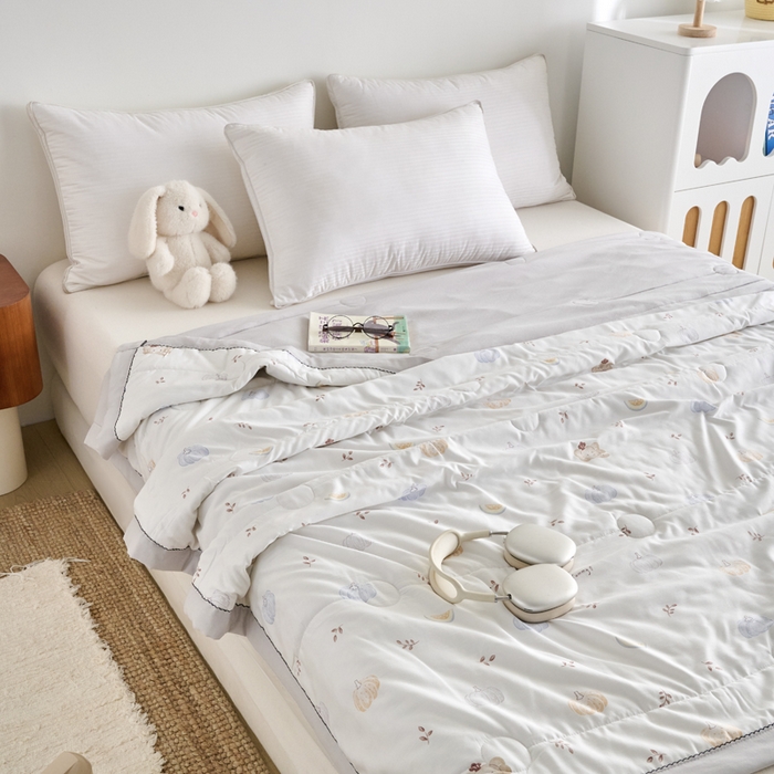 91家纺网 家纺一手货源 找家纺 简冠家纺 2026新款亲肤水洗仿棉夏被 放飞