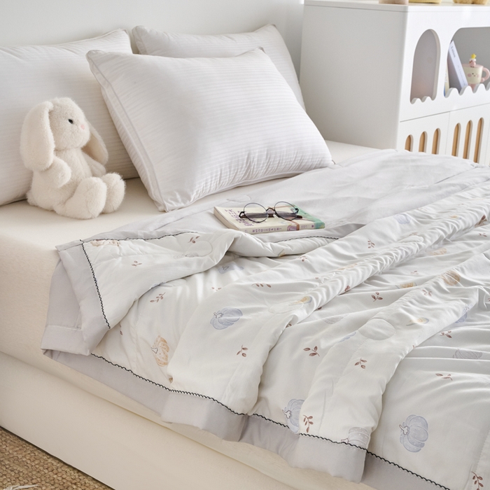 91家纺网 家纺一手货源 找家纺 简冠家纺 2026新款亲肤水洗仿棉夏被 放飞