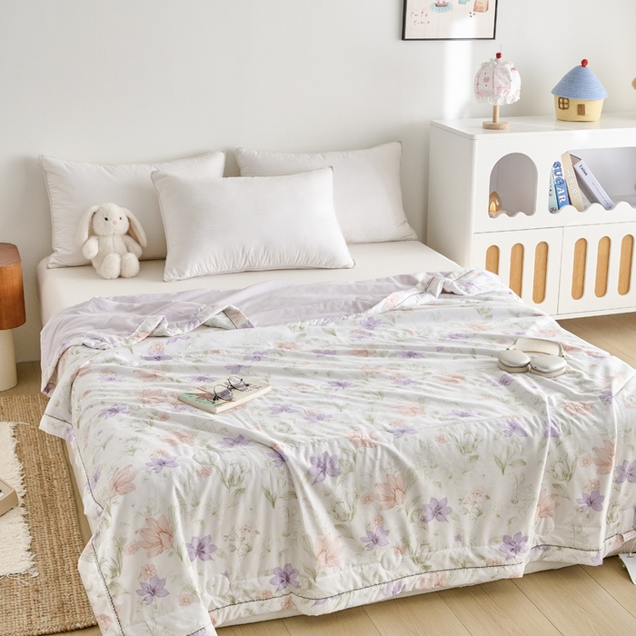 91家纺网 家纺一手货源 找家纺 简冠家纺 2026新款亲肤水洗仿棉夏被 风雪兰心