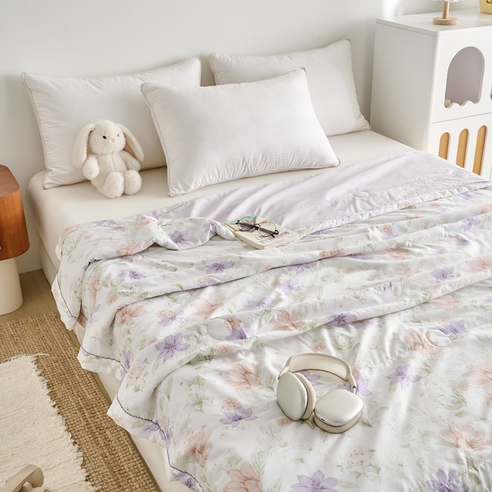 91家纺网 家纺一手货源 找家纺 简冠家纺 2026新款亲肤水洗仿棉夏被 风雪兰心