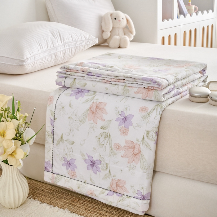 91家纺网 家纺一手货源 找家纺 简冠家纺 2026新款亲肤水洗仿棉夏被 风雪兰心