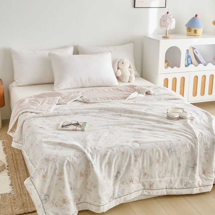 91家纺网 家纺一手货源 找家纺 简冠家纺 2026新款亲肤水洗仿棉夏被 浮花