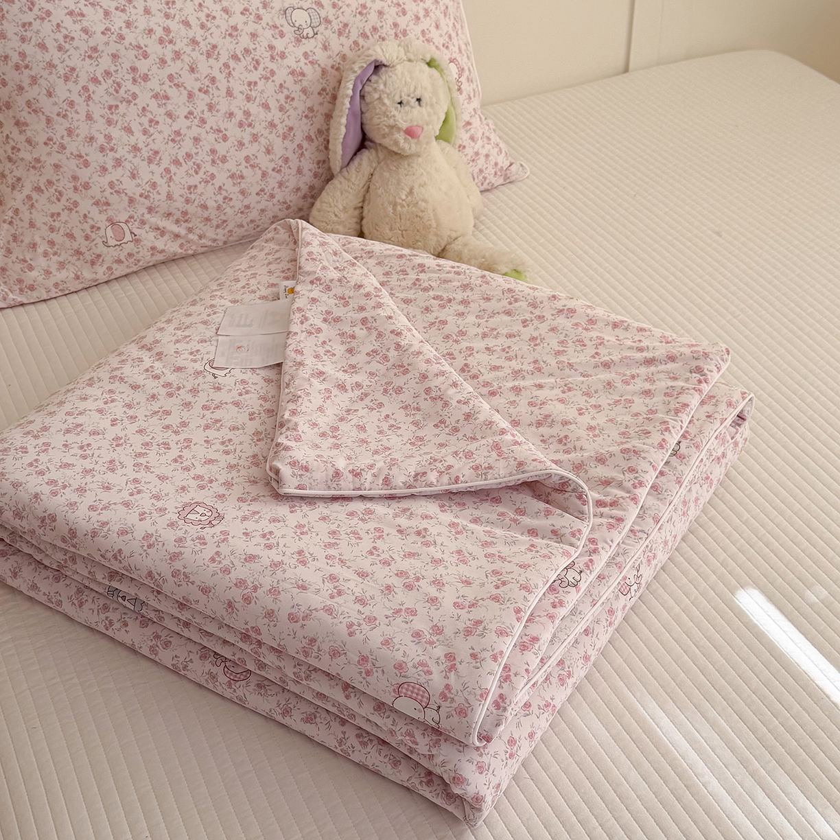 91家纺网 家纺一手货源 找家纺 金梦拉家纺 2026春夏新款锦氨凉感丝印花系列夏被空调被夏凉被 花丛里