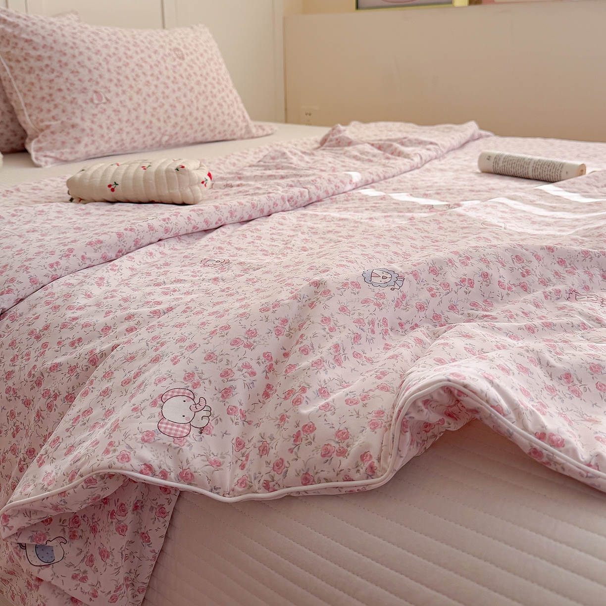 91家纺网 家纺一手货源 找家纺 金梦拉家纺 2026春夏新款锦氨凉感丝印花系列夏被空调被夏凉被 花丛里