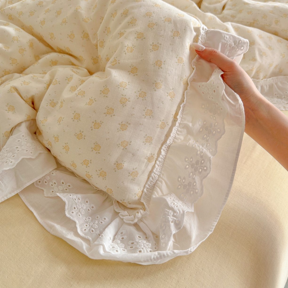 91家纺网 家纺一手货源 找家纺 锦彩家居 2026新款A类全棉纯棉双层纱韩式花边小清新三件套四件套INS小红书-月下花町系列（提供买家秀） 雏菊风铃