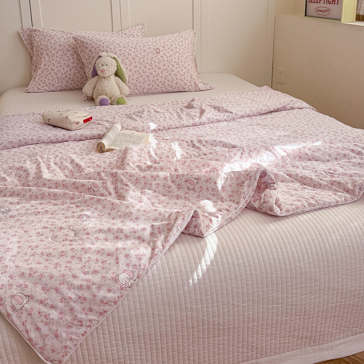 91家纺网 家纺一手货源 找家纺 金梦拉家纺 2026春夏新款锦氨凉感丝印花系列夏被空调被夏凉被 花丛里