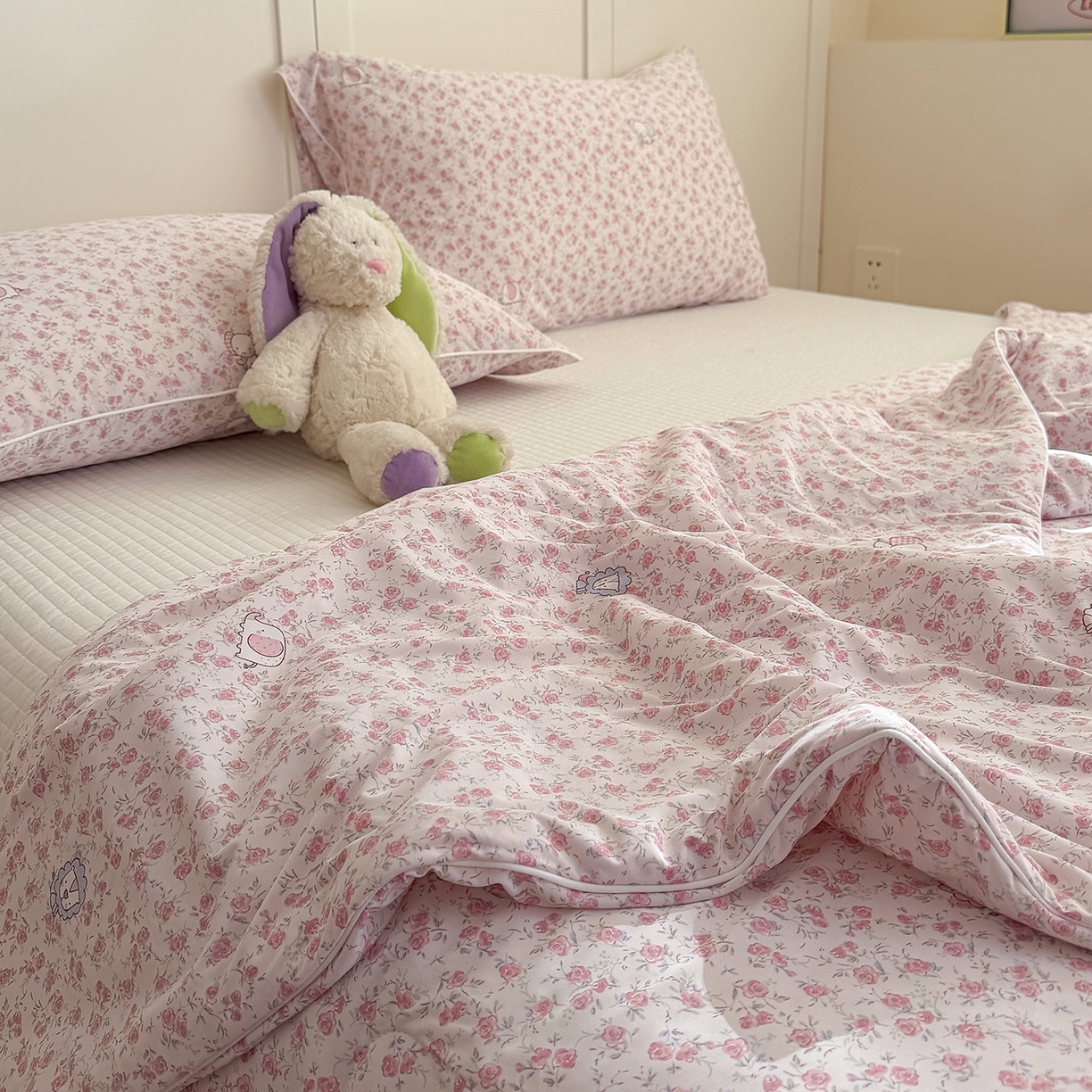 91家纺网 家纺一手货源 找家纺 金梦拉家纺 2026春夏新款锦氨凉感丝印花系列夏被空调被夏凉被 花丛里