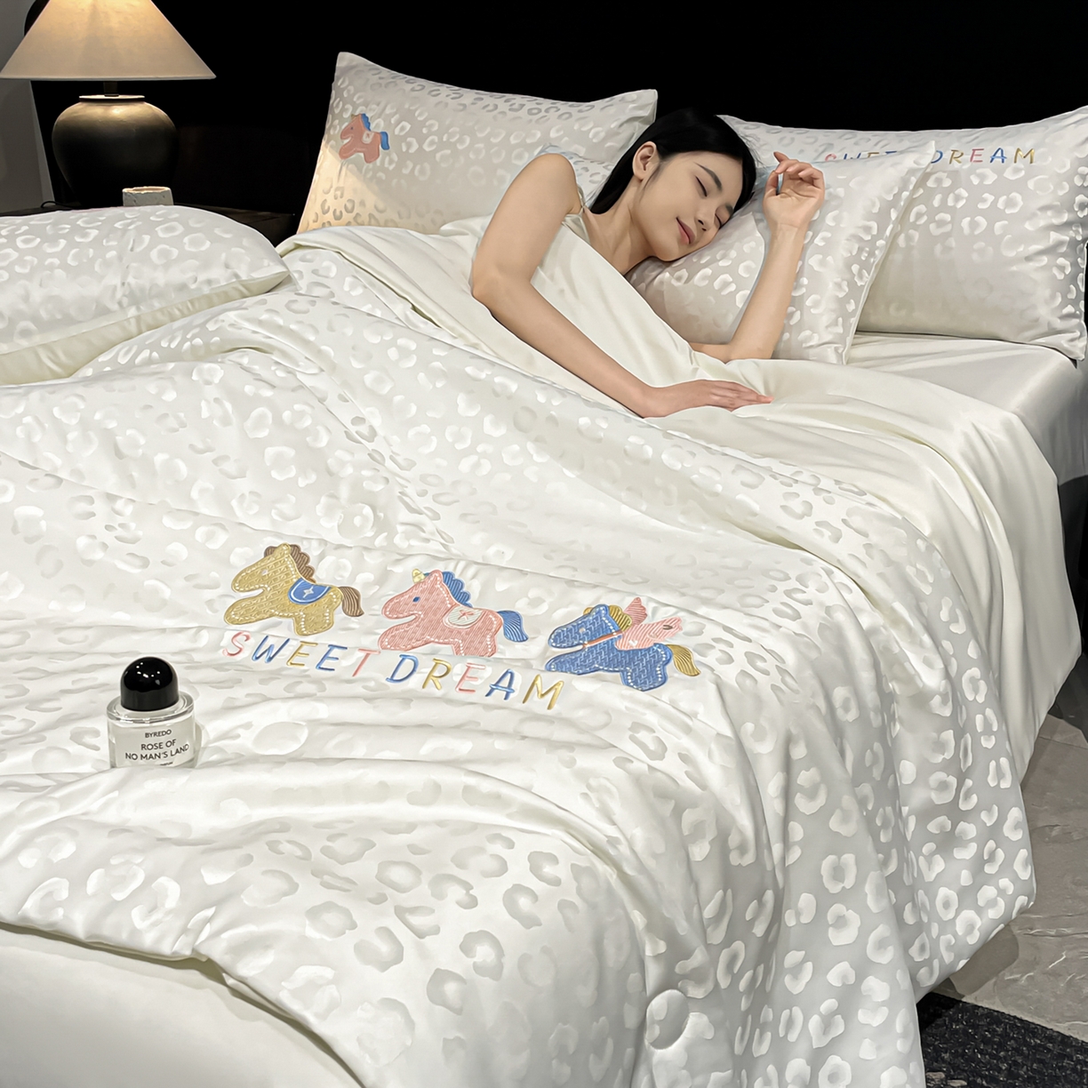 91家纺网 家纺一手货源 找家纺 （总）宇航家纺 2026新款轻奢天丝提花水洗真丝绣花夏被四件套-小马