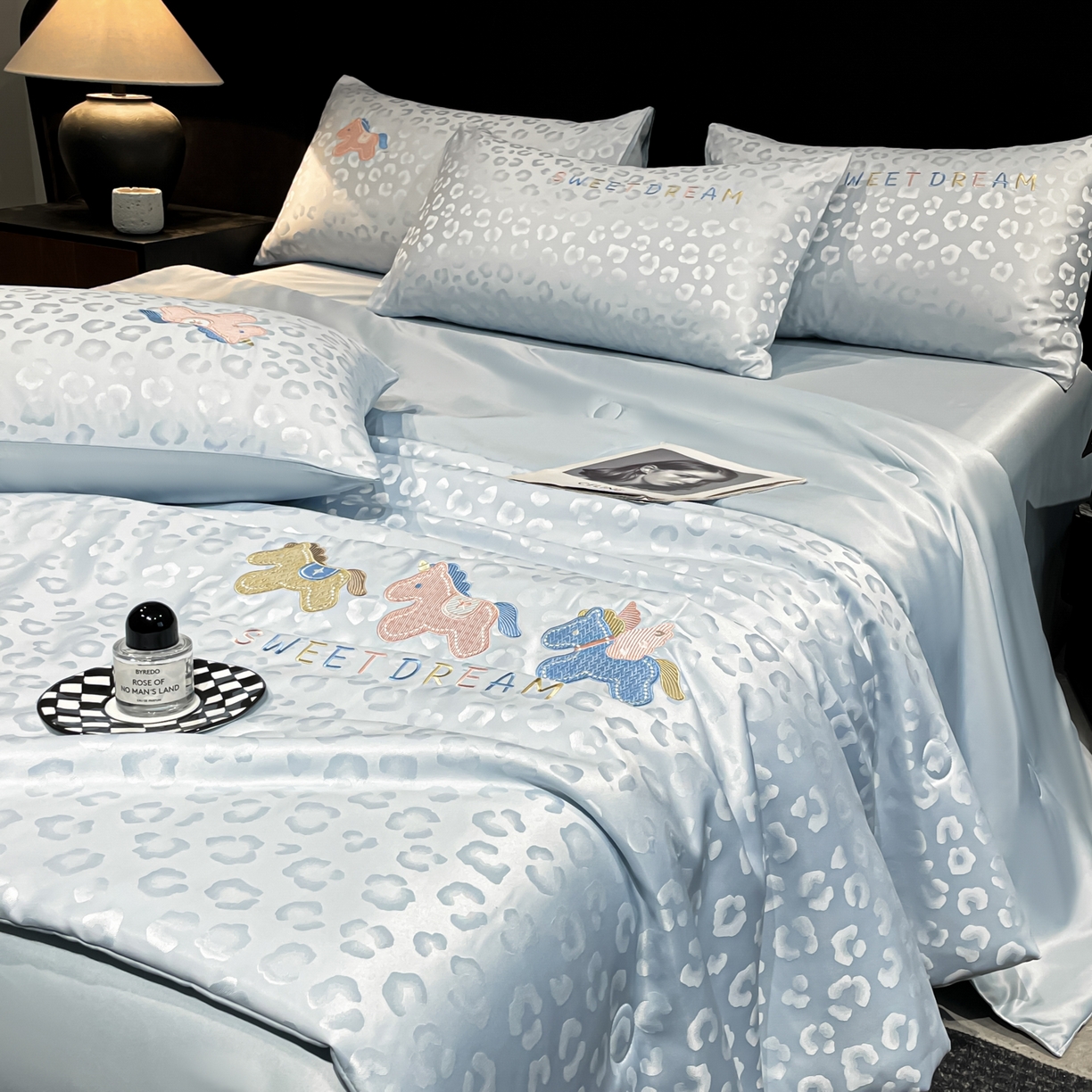 91家纺网 家纺一手货源 找家纺 （总）宇航家纺 2026新款轻奢天丝提花水洗真丝绣花夏被四件套-小马