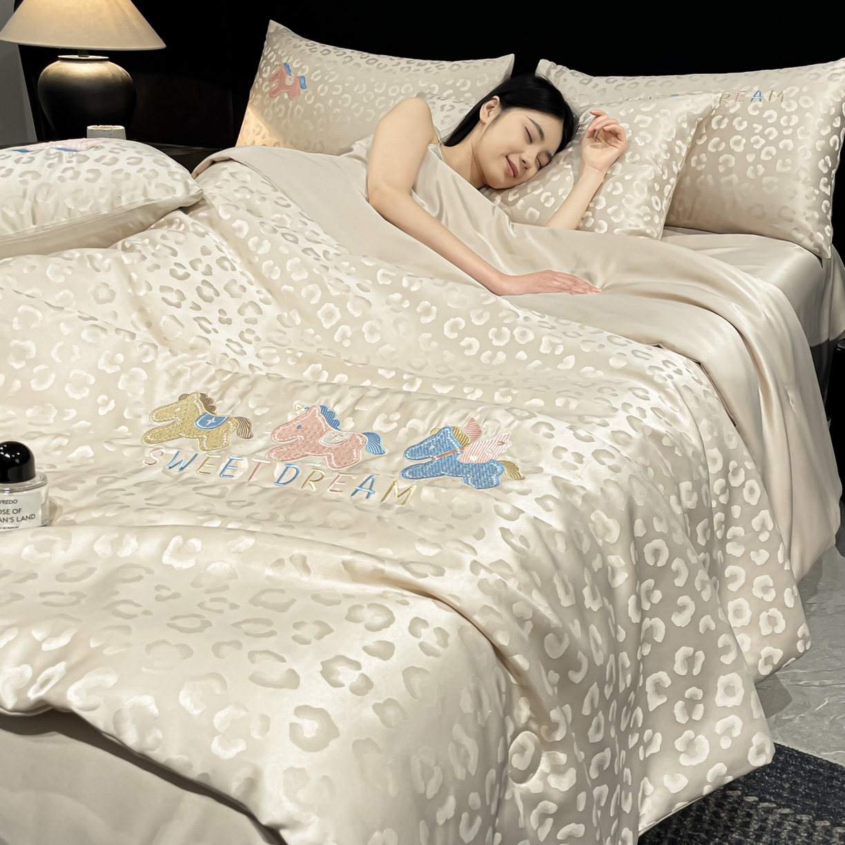 91家纺网 家纺一手货源 找家纺 （总）宇航家纺 2026新款轻奢天丝提花水洗真丝绣花夏被四件套-小马