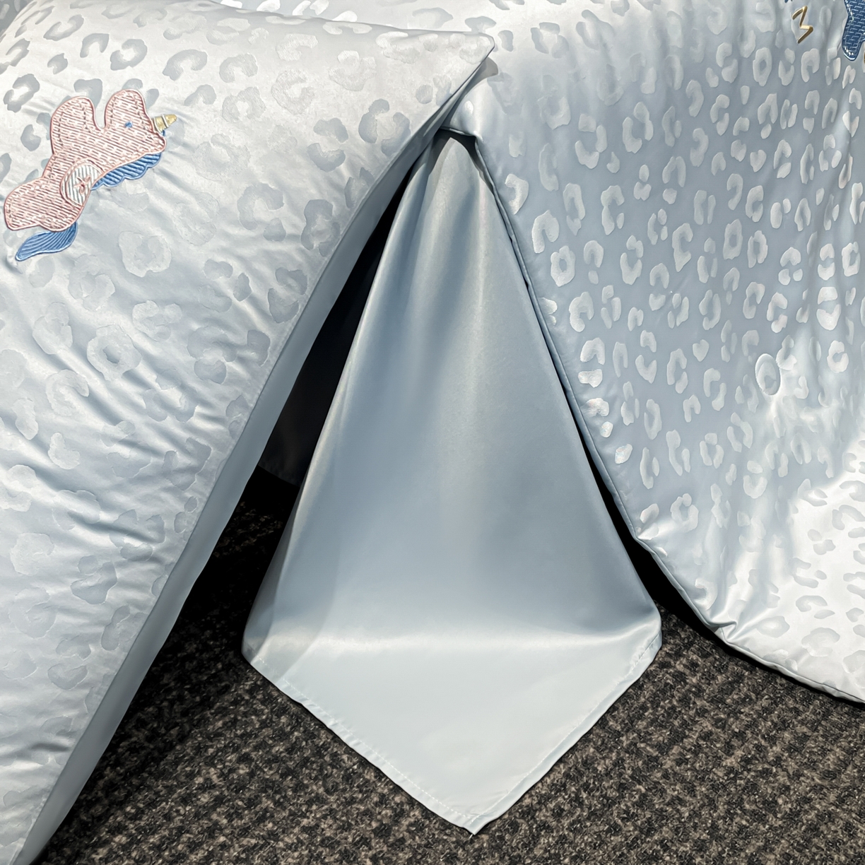 91家纺网 家纺一手货源 找家纺 （总）宇航家纺 2026新款轻奢天丝提花水洗真丝绣花夏被四件套-小马