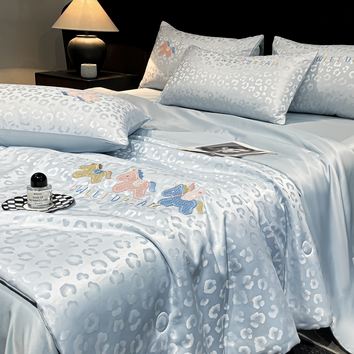 91家纺网 家纺一手货源 找家纺 （总）宇航家纺 2026新款轻奢天丝提花水洗真丝绣花夏被四件套-小马