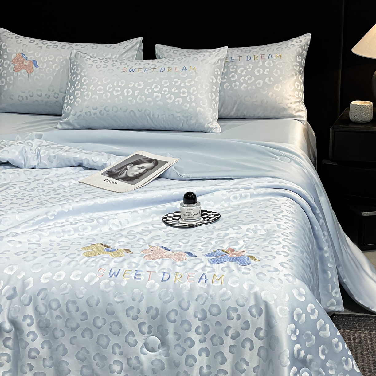 91家纺网 家纺一手货源 找家纺 （总）宇航家纺 2026新款轻奢天丝提花水洗真丝绣花夏被四件套-小马