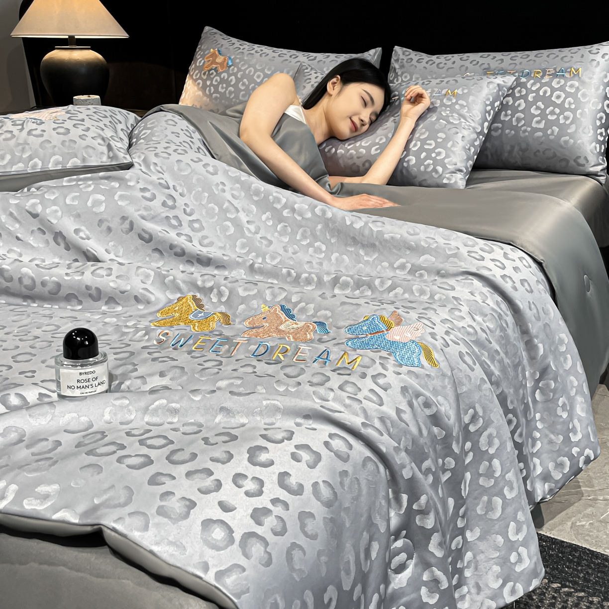 91家纺网 家纺一手货源 找家纺 （总）宇航家纺 2026新款轻奢天丝提花水洗真丝绣花夏被四件套-小马