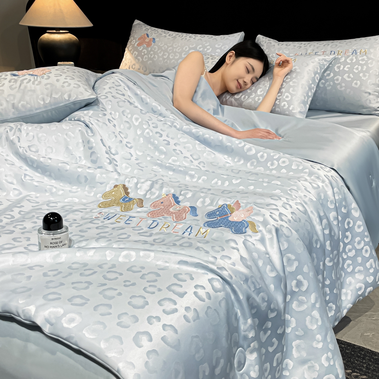 91家纺网 家纺一手货源 找家纺 （总）宇航家纺 2026新款轻奢天丝提花水洗真丝绣花夏被四件套-小马