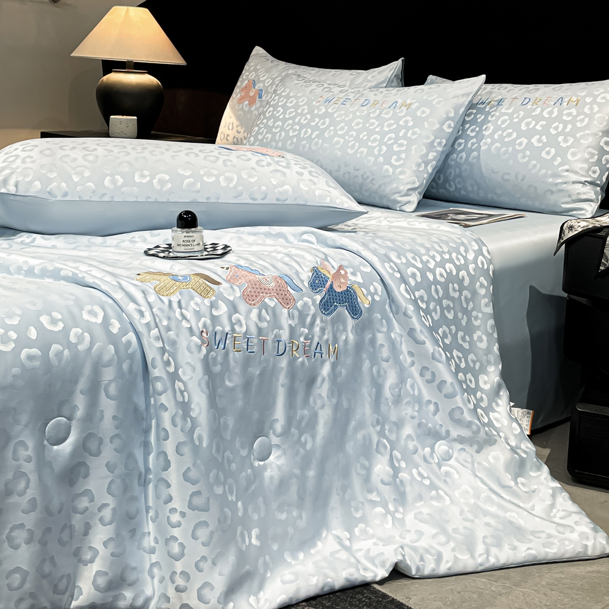 91家纺网 家纺一手货源 找家纺 （总）宇航家纺 2026新款轻奢天丝提花水洗真丝绣花夏被四件套-小马