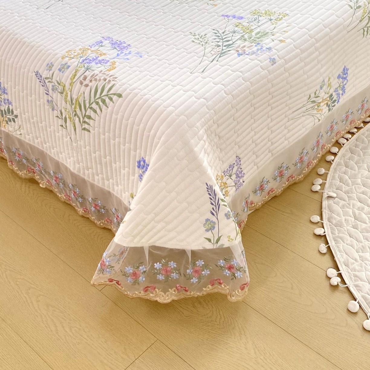 91家纺网 家纺一手货源 找家纺 欧妮家纺 2026新款全棉面料蕾丝花边夹棉绗缝床盖 全棉蕾丝款床盖-枫丹白露