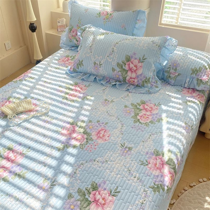 91家纺网 家纺一手货源 找家纺 欧妮家纺 2026新款全棉面料蕾丝花边夹棉绗缝床盖 全棉蕾丝款床盖-诺曼底庄园蓝