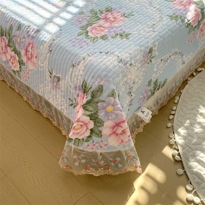 91家纺网 家纺一手货源 找家纺 欧妮家纺 2026新款全棉面料蕾丝花边夹棉绗缝床盖 全棉蕾丝款床盖-诺曼底庄园蓝