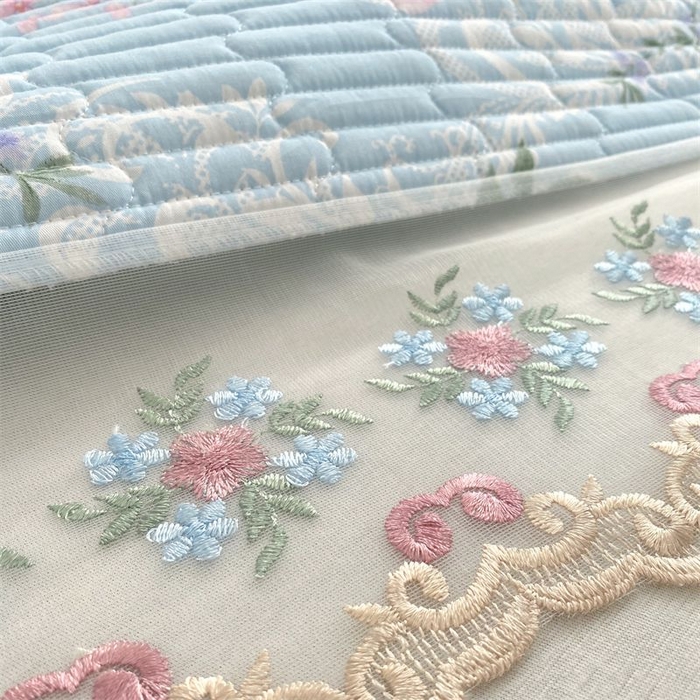 91家纺网 家纺一手货源 找家纺 欧妮家纺 2026新款全棉面料蕾丝花边夹棉绗缝床盖 全棉蕾丝款床盖-诺曼底庄园蓝