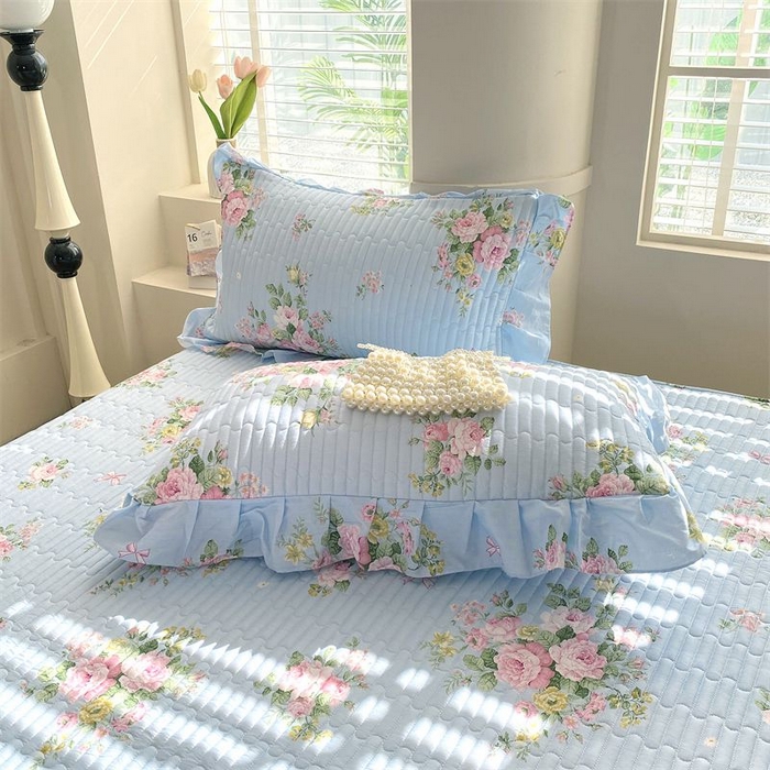 91家纺网 家纺一手货源 找家纺 欧妮家纺 2026新款全棉面料蕾丝花边夹棉绗缝床盖 全棉蕾丝款床盖-玫瑰风情蓝