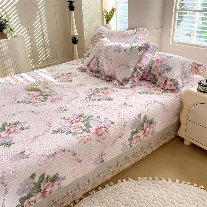 91家纺网 家纺一手货源 找家纺 欧妮家纺 2026新款全棉面料蕾丝花边夹棉绗缝床盖 全棉蕾丝款床盖-宫廷庄园粉