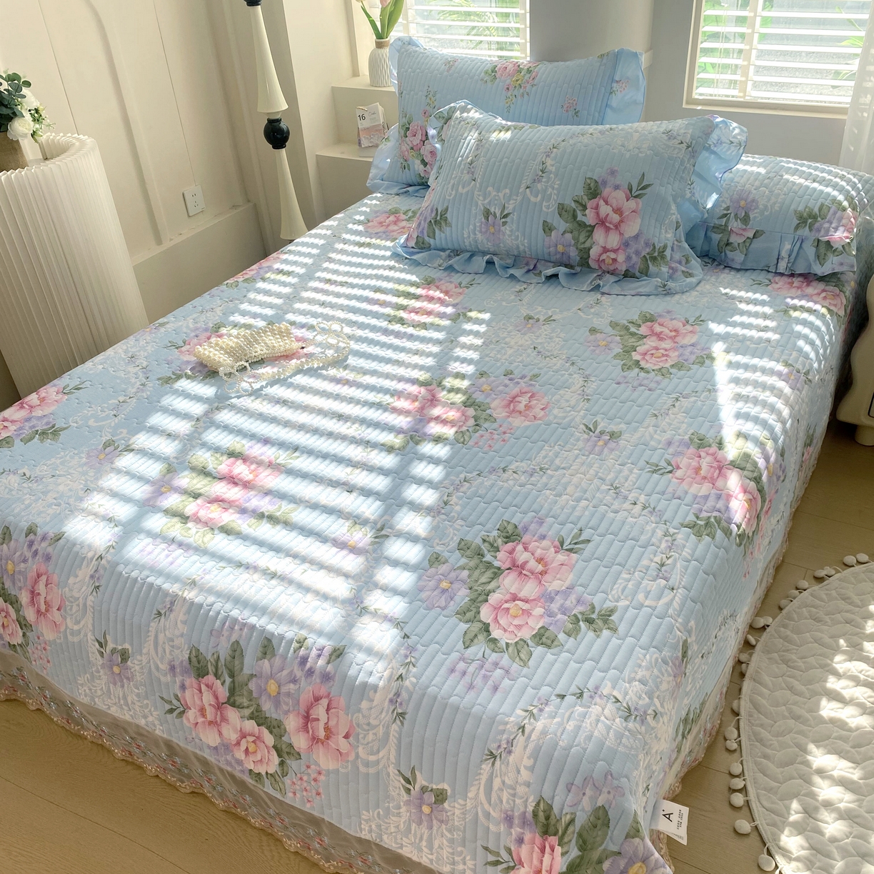 91家纺网 家纺一手货源 找家纺 欧妮家纺 2026新款全棉面料蕾丝花边夹棉绗缝床盖 全棉蕾丝款床盖-诺曼底庄园蓝