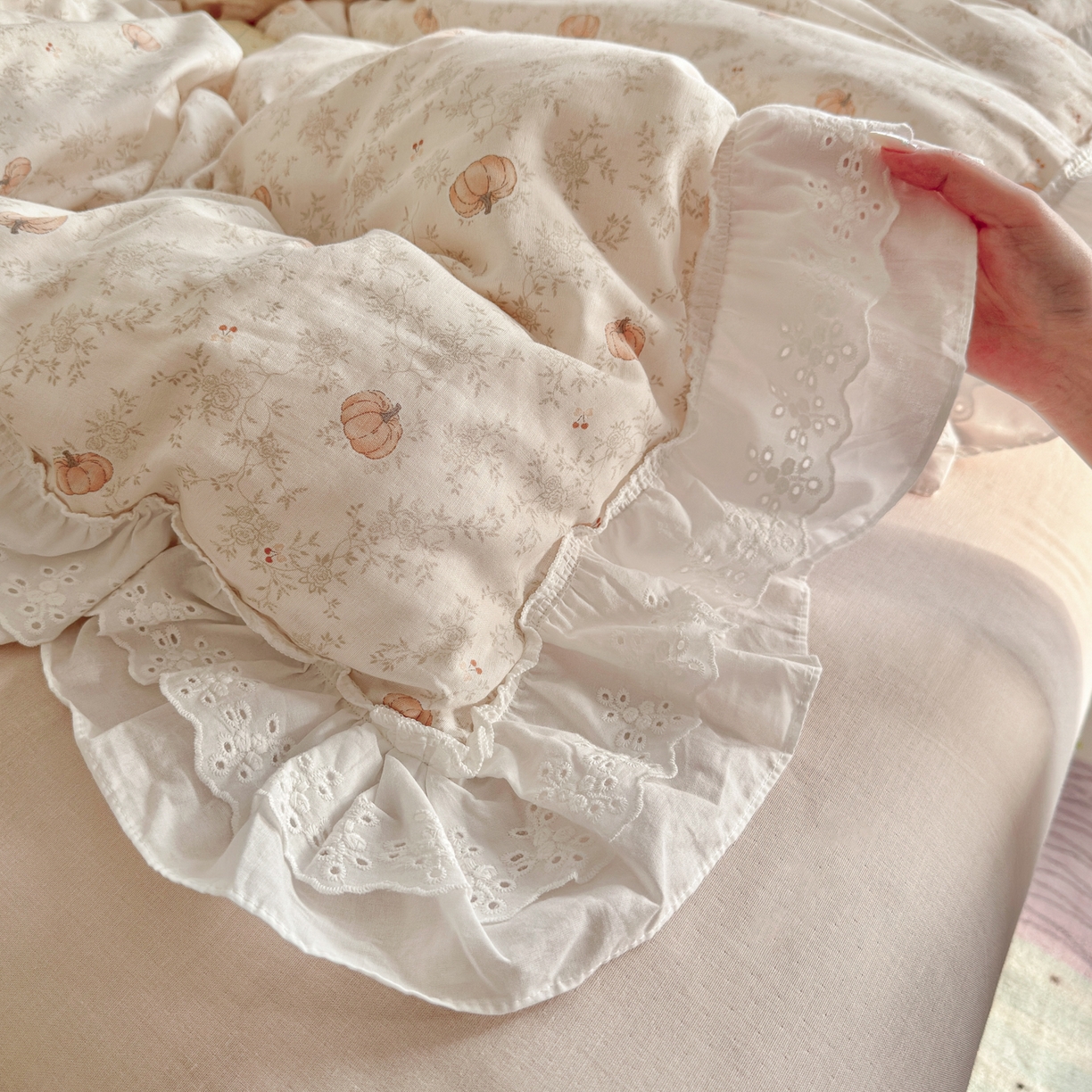 91家纺网 家纺一手货源 找家纺 锦彩家居 2026新款A类全棉纯棉双层纱韩式花边小清新三件套四件套INS小红书-月下花町系列（提供买家秀） 南风知意