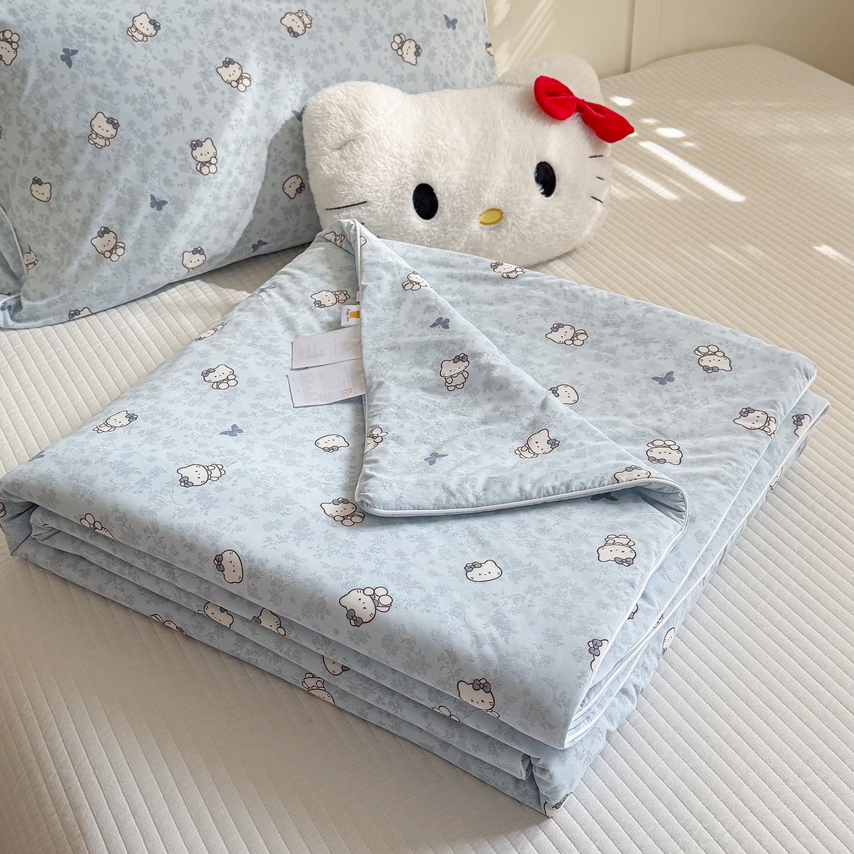 91家纺网 家纺一手货源 找家纺 金梦拉家纺 2026春夏新款锦氨凉感丝印花系列夏被空调被夏凉被 蓝调凯蒂