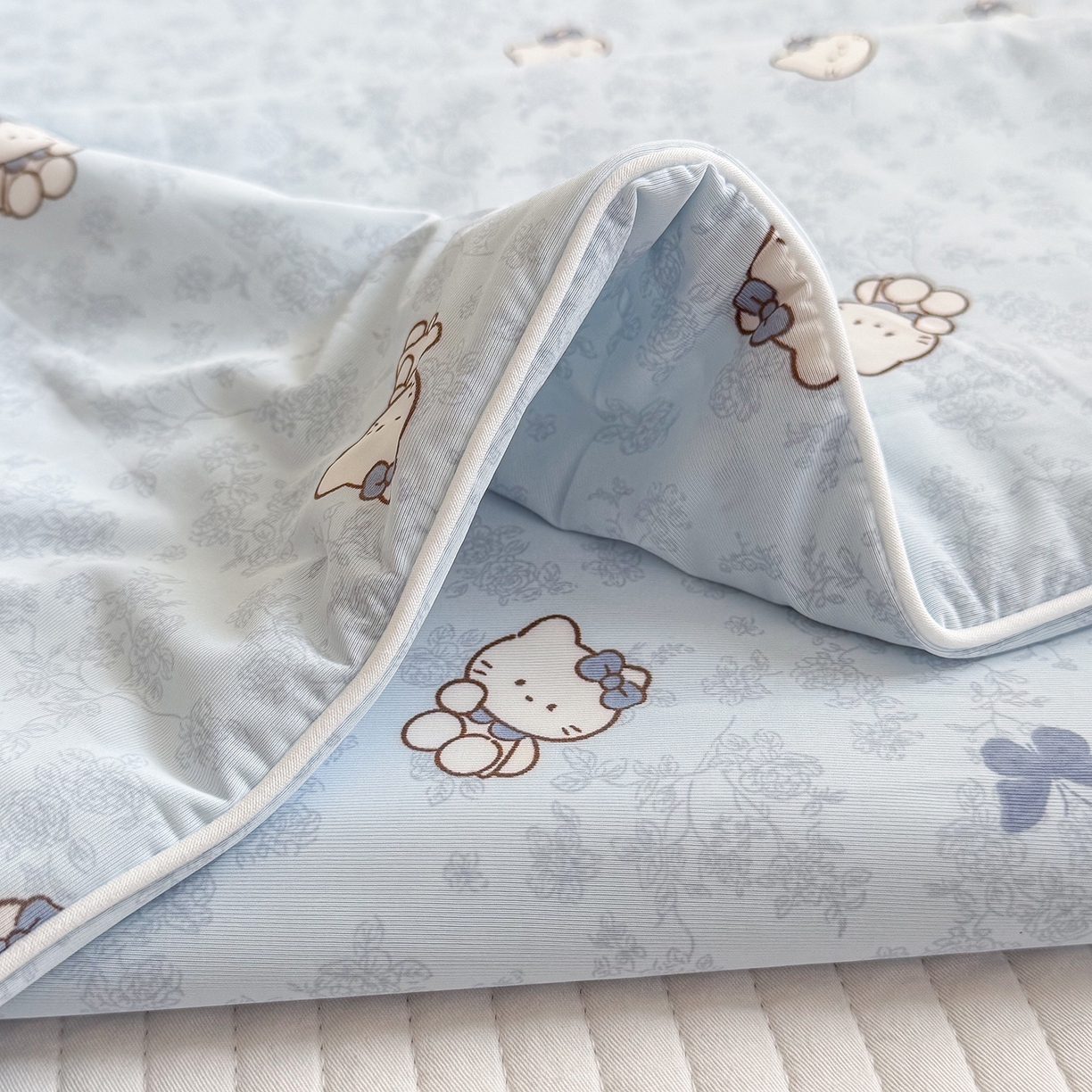 91家纺网 家纺一手货源 找家纺 金梦拉家纺 2026春夏新款锦氨凉感丝印花系列夏被空调被夏凉被 蓝调凯蒂