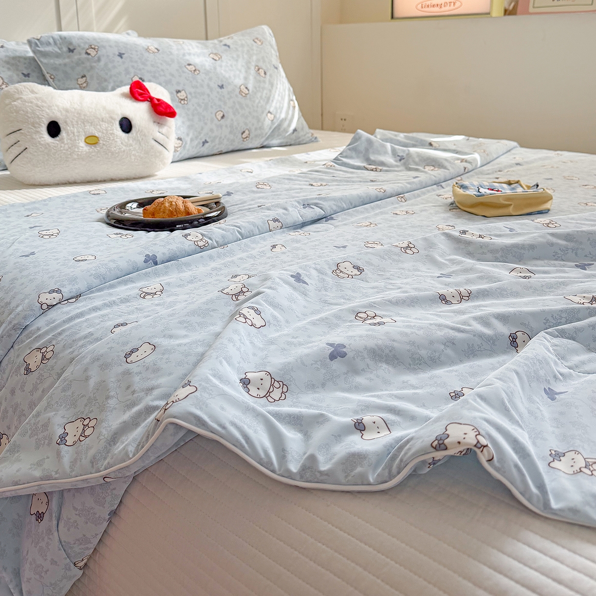 91家纺网 家纺一手货源 找家纺 金梦拉家纺 2026春夏新款锦氨凉感丝印花系列夏被空调被夏凉被 蓝调凯蒂