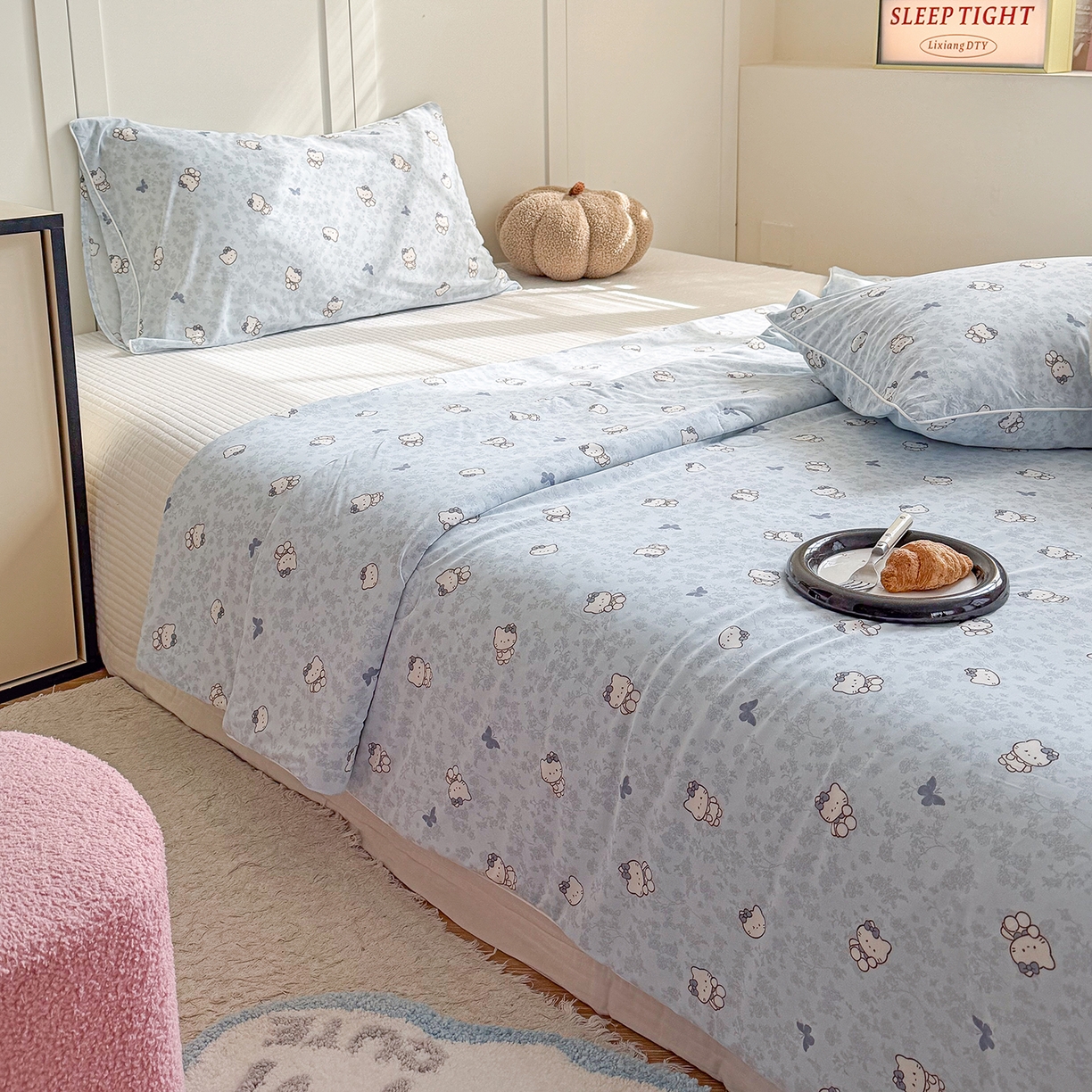 91家纺网 家纺一手货源 找家纺 金梦拉家纺 2026春夏新款锦氨凉感丝印花系列夏被空调被夏凉被 蓝调凯蒂