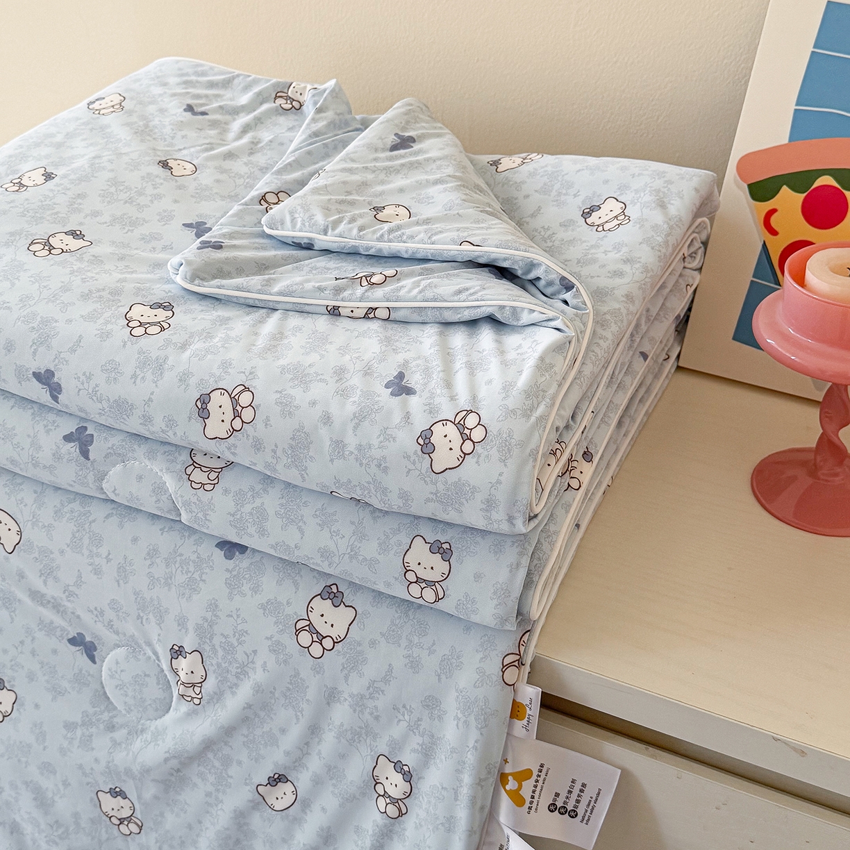 91家纺网 家纺一手货源 找家纺 金梦拉家纺 2026春夏新款锦氨凉感丝印花系列夏被空调被夏凉被 蓝调凯蒂