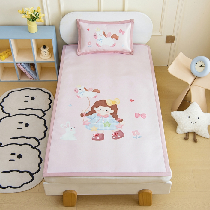 91家纺网 家纺一手货源 找家纺 鱼宝 2026新款卡通儿童大版数码印花冰丝席子凉席 风筝女孩