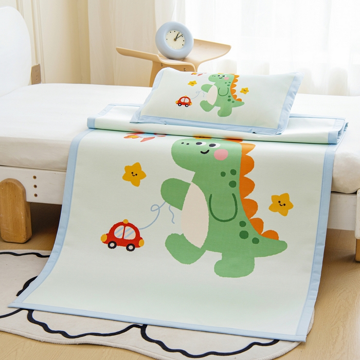 91家纺网 家纺一手货源 找家纺 鱼宝 2026新款卡通儿童大版数码印花冰丝席子凉席 火箭恐龙