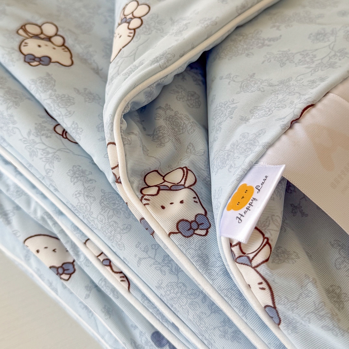 91家纺网 家纺一手货源 找家纺 金梦拉家纺 2026春夏新款锦氨凉感丝印花系列夏被空调被夏凉被 蓝调凯蒂