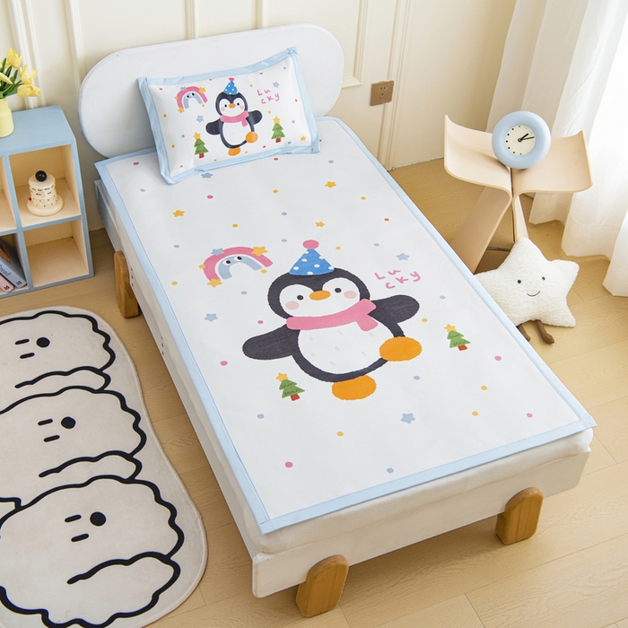 91家纺网 家纺一手货源 找家纺 鱼宝 2026新款卡通儿童大版数码印花冰丝席子凉席 彩虹企鹅