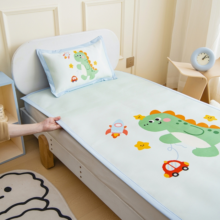 91家纺网 家纺一手货源 找家纺 鱼宝 2026新款卡通儿童大版数码印花冰丝席子凉席 火箭恐龙