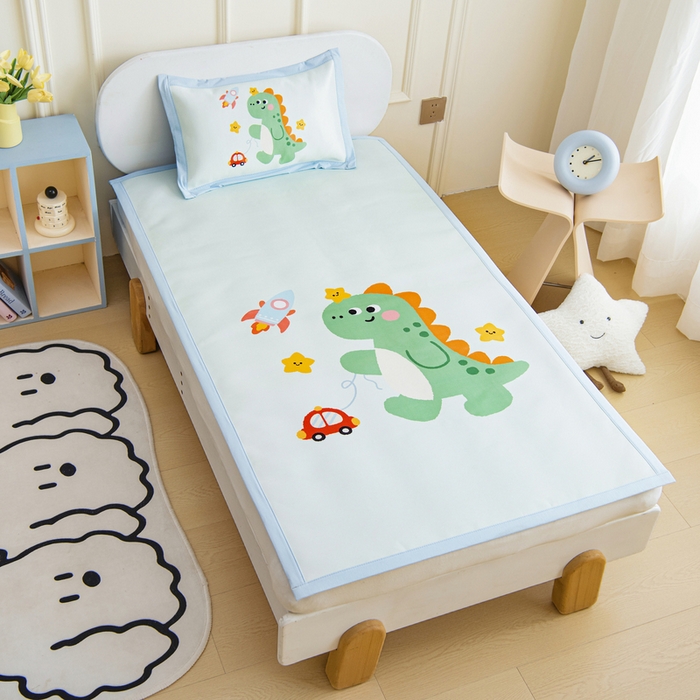 91家纺网 家纺一手货源 找家纺 鱼宝 2026新款卡通儿童大版数码印花冰丝席子凉席 火箭恐龙