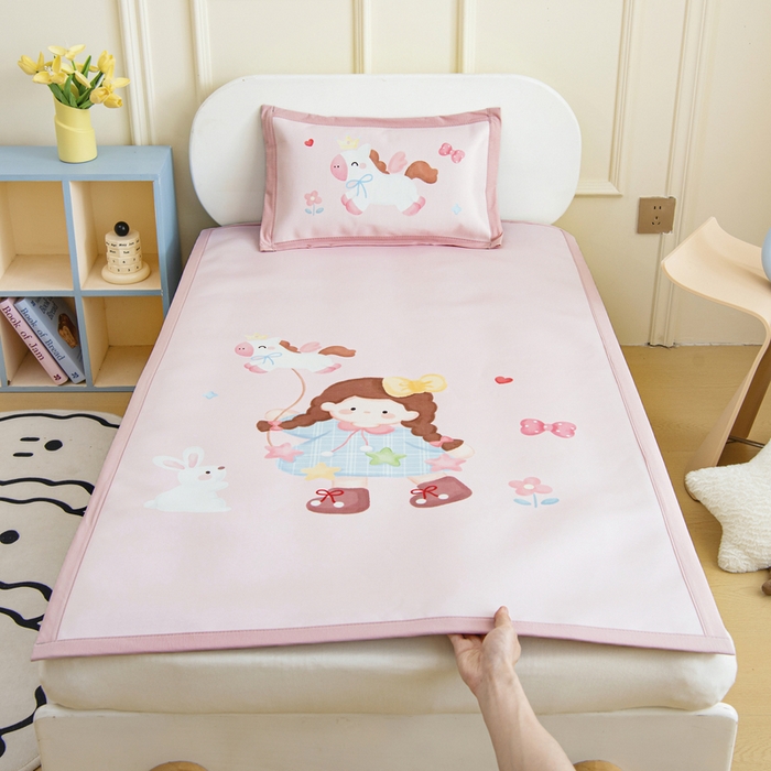 91家纺网 家纺一手货源 找家纺 鱼宝 2026新款卡通儿童大版数码印花冰丝席子凉席 风筝女孩