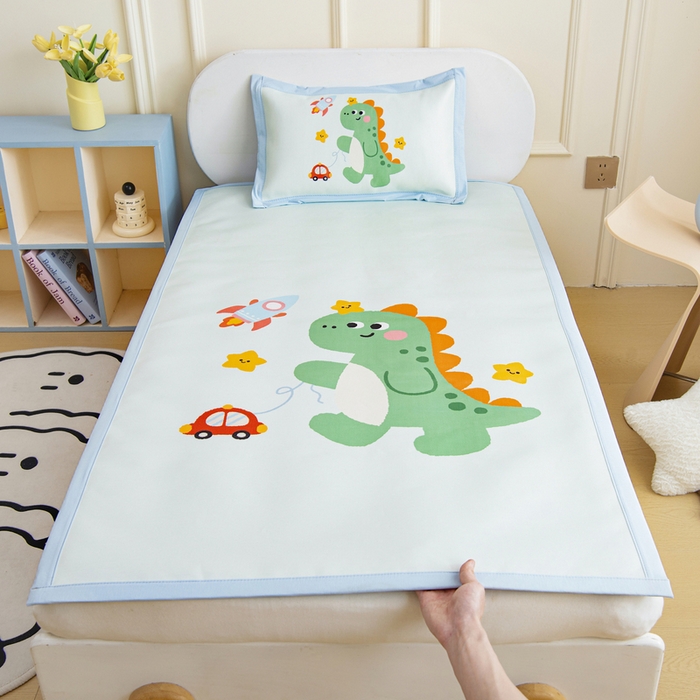 91家纺网 家纺一手货源 找家纺 鱼宝 2026新款卡通儿童大版数码印花冰丝席子凉席 火箭恐龙