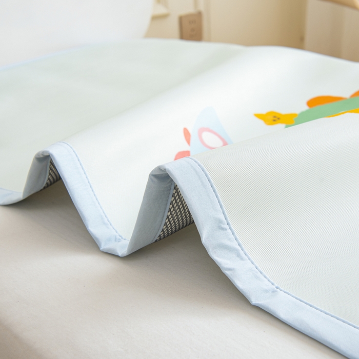 91家纺网 家纺一手货源 找家纺 鱼宝 2026新款卡通儿童大版数码印花冰丝席子凉席 火箭恐龙