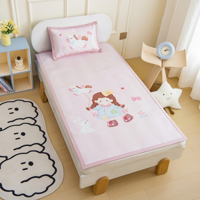 91家纺网 家纺一手货源 找家纺 鱼宝 2026新款卡通儿童大版数码印花冰丝席子凉席 风筝女孩