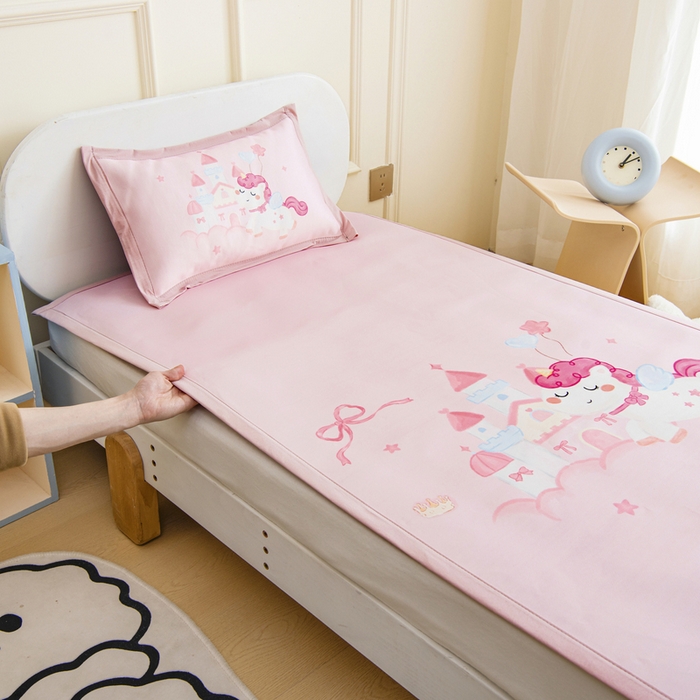 91家纺网 家纺一手货源 找家纺 鱼宝 2026新款卡通儿童大版数码印花冰丝席子凉席 梦幻城堡