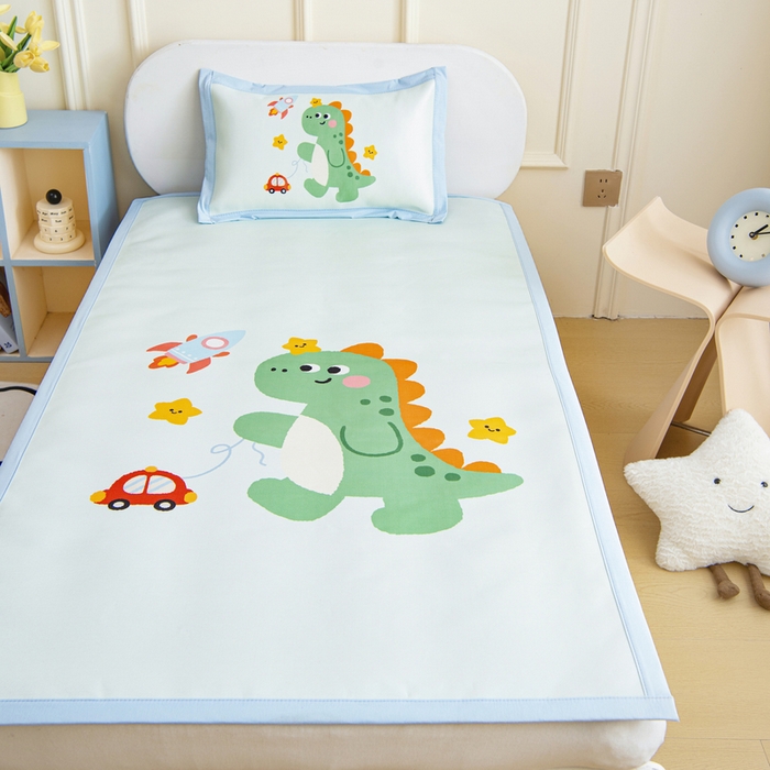 91家纺网 家纺一手货源 找家纺 鱼宝 2026新款卡通儿童大版数码印花冰丝席子凉席 火箭恐龙