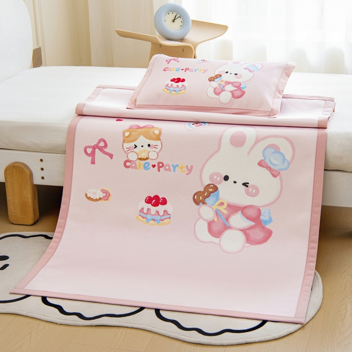 91家纺网 家纺一手货源 找家纺 鱼宝 2026新款卡通儿童大版数码印花冰丝席子凉席 蛋糕小兔