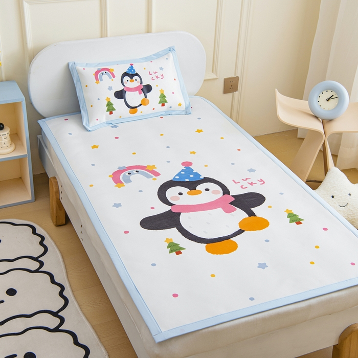 91家纺网 家纺一手货源 找家纺 鱼宝 2026新款卡通儿童大版数码印花冰丝席子凉席 彩虹企鹅