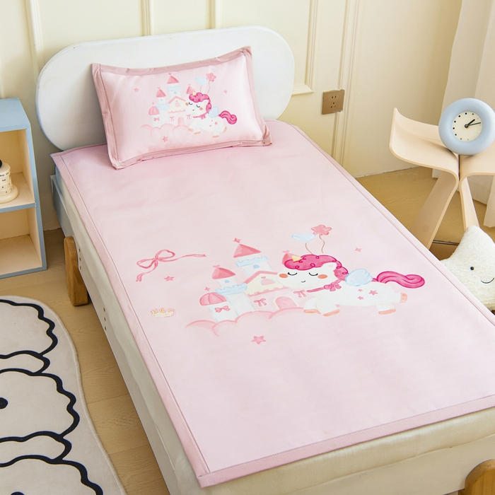 91家纺网 家纺一手货源 找家纺 鱼宝 2026新款卡通儿童大版数码印花冰丝席子凉席 梦幻城堡